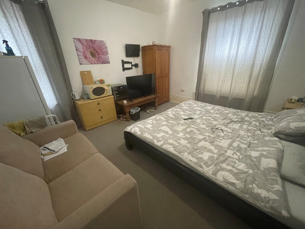 Lot: 25 - FORMER HOTEL WITH HMO LICENCE AND PLANNING CONSENT FOR CONVERSION TO 8 APARTMENTS - Bedroom